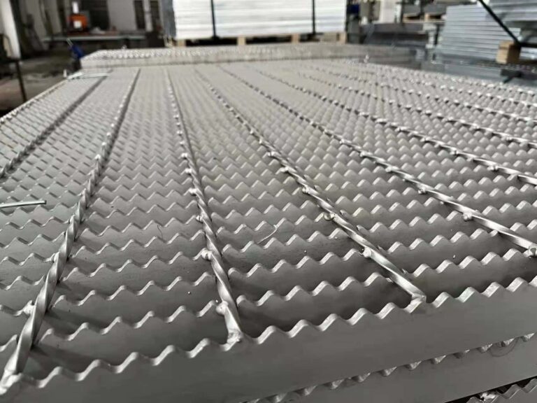 anti-slip serrated stainless bar grating